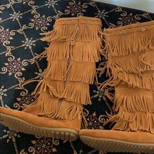 Minnetonka  5 layer fringe boot size 6